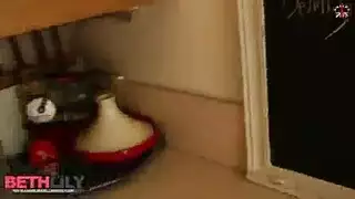 إباحية بين الأعراق القصوى: ليلي تأخذ عدة قضبان سوداء كبيرة في مشهد إباحي خشن