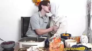 عيد شكر أودري الملكي: مصّ قضيب خلف الحجاب