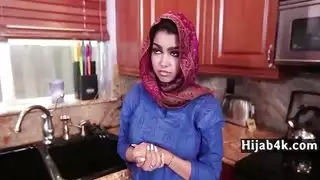طاعة بلا تفكير: فتاة متعطشة للقضيب تتبع كل أمر