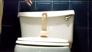 فتاة ساخنة تتوسل لقضيب سمين غير مختون ليدمر مهبلها