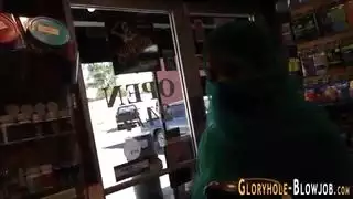 فتاة عربية تمص قضيب أسود كبير بعمق