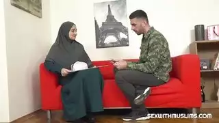ربة منزل متشوقة تتوسل لجماع جماعي وقذف على الوجه