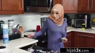 خادمة محجبة ساخنة تُهيمن عليها وتُملأ لعقاب السرقة