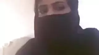 أول ظهور لإغراء عربية على كاميرا صدر عاري