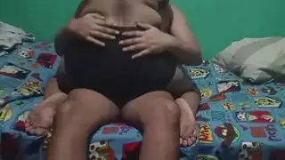 رجل ساخن يحصل على مصة مبللة قبل أن يُركب