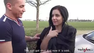 العاهرة المحبة تمص وتنكك رجلها بشغف