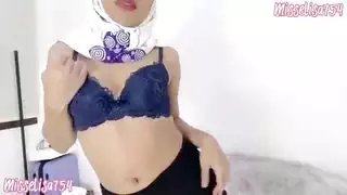 فتاة محجبة تأخذه في المؤخرة مع مداعبات زلقة