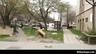 نيك سيارة خارجي: العاهرات الوسخات تخدم زب الغرباء