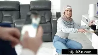عاملة نظافة ذات صدر كبير تُمارس الجنس الشرجي بعنف أثناء زيارة المنزل
