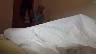 خادمة مسلمة تصدمها عضوة الضيف الفرنسي الأسود الضخم