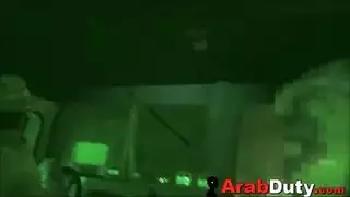 فتاة عمل عربية مارس الجنس من قبل الجنود في جولة الواجب