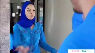 عاهرة عربية مثيرة تدخل مزدوج من رجال ناضجين