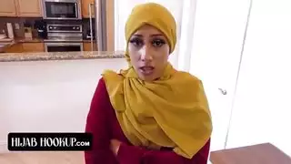 فاتنة العربية اللطيفة تترك مدربها لتمديدها والعمل على هزات الجماع