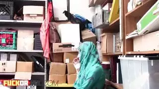شاب عربي يخدم أداة ضابط شرطة الكبيرة