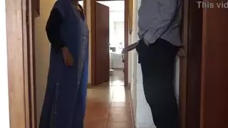 عاملة تنظيف مثيرة تتذوق قضيبًا أسودًا ضخمًا
