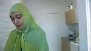 فتاتان مغربية وهولندية في مقص صارم