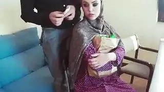 غريب يدفع مقابل مص قضيب صعب في العلن