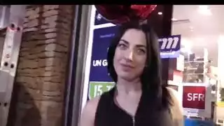 منحنيات سابرينا الإيطالية تعبد قضيبًا فرنسيًا ثخينًا