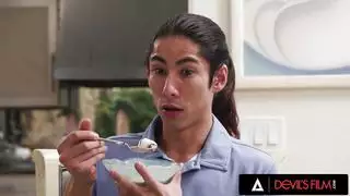 العاشق الشاب يظهر مهاراته الإباحية لصديقته