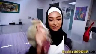 من الاجتماعية إلى الجنسية: فتاة محجبة في علاقة جماعية