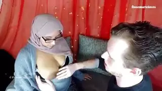 خدمة كاملة للزوجة العربية: ثدي، فم وجنس صريح