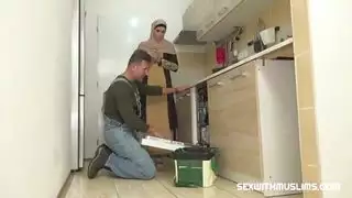 عاهرة محجبة تظهر سروالها الداخلي الأحمر في مشهد إباحي