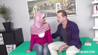 مشهد إباحي: رجل متدين يحصل على عمل من الخلف