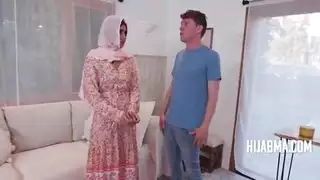 مال كثير، بلا حدود: فتاة محجبة تأخذ العضو الذكري