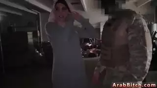 زب عربي يملأ الفتاة البيضاء في مشهد إباحي خشن
