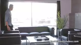 يلتقي بطفلين لطيفين يقدمان له التدليك