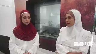 زوجات مسلمات غيورات يتبادلن المهبل تحت الحجاب