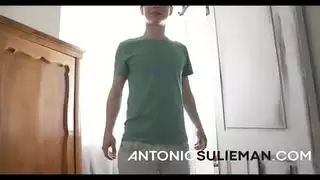 مشهد دياثة صعب: الابن يقيد أمه لقضيب أنطونيو الكبير