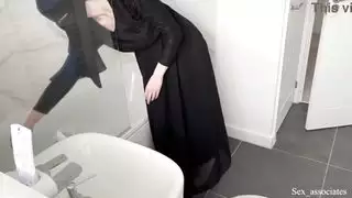 خادمة عربية مثيرة تأخذ قذفًا شرجيًا من أجل تقييم جيد