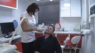 سيدة ناضجة تأخذ حمولة في فمها