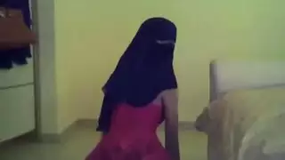 مثير فتاة العربية السعودية تربط الحجاب