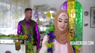 أول مرة لفيوليت: أوضة جنس عربية خشن مع الأصدقاء