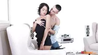 مطالب ديك لا تتوقف: هذه المراهقة لا تشبع