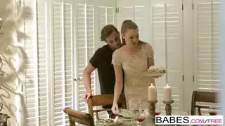 تقضي إيلينا الليل في المطبخ وتمارس الجنس
