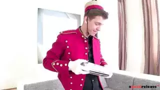  فتاة صغيرة تبلع زب بعمق وتأخذ جنس خشن في الفندق
