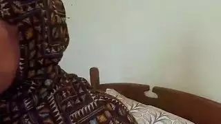 الفاتنة العربية المثيرة تتعمق في الجنس الفموي حتى تختنق بالقضيب