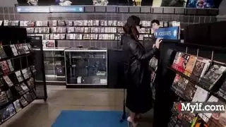 متلصص سري يرى عاهرة متزوجة تتعرض لاختراق مزدوج