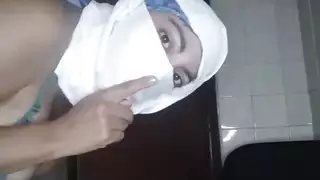 إغراء الخيانة: فتاة مسلمة تستمني وهي تفكر في رجل آخر