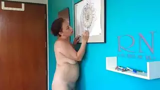 عارضة هندية عارية تنتشر لرسم ماندالا إباحي