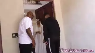 الزوجة العربية تمتص قضيب الأسود