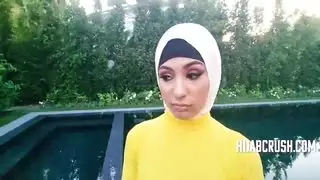 عذراء شرجية محجبة تتم ممارسة الجنس على وجهها قبل الإيلاج