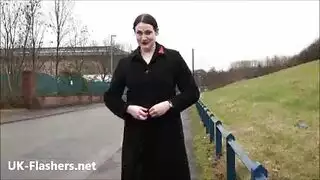 جنس جماعي خارجي بأثداء متوهجة مع عاهرة سمراء مثيرة
