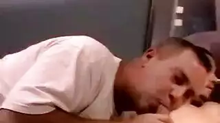 مثليات هواة ساخنات في جوارب يتباهين بمؤخراتهن ويستمتعن بلحس الفرج مع زوجها