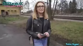 عاهرة مراهقة تأخذ قضيبًا مقابل المال في مستودع القطار