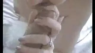معلمة مستثارة تمارس جنساً صريحاً مع قضيب نابض