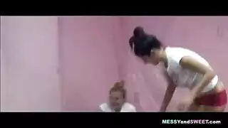 مهبلات منقوعة تجعل هذه السحاقيات تتفجر شبقًا على الأرض